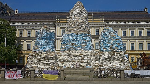 Пам'ятник княгині Ользі в Києві, укритий мішками з піском, липень 2022 року