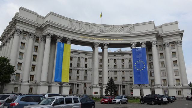 Прапори України та ЄС на будівлі МЗС України в Києві